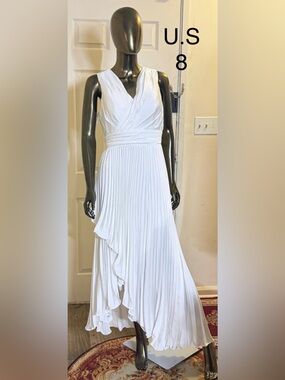 Elegant White Pleated V-Neck Maxi Dress